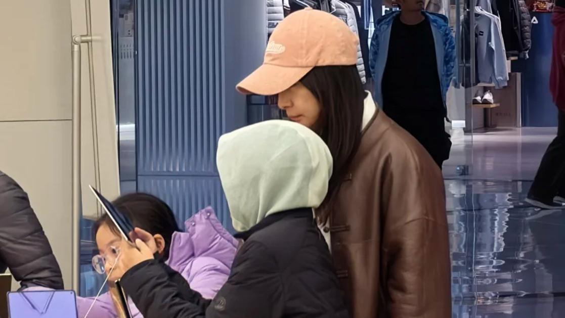 霍启刚郭晶晶一家南沙被偶遇，大女儿近视戴眼镜，霍震霆陪孩子逛街