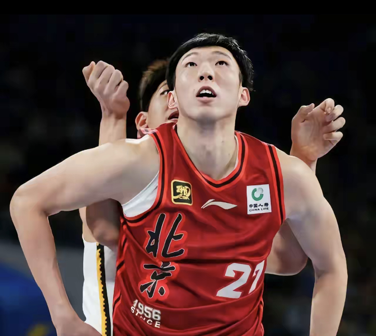 周琦投诉裁判！
四川男篮输掉比赛后，王博在更衣室简单总结，胡金秋没有吭声，倒是周