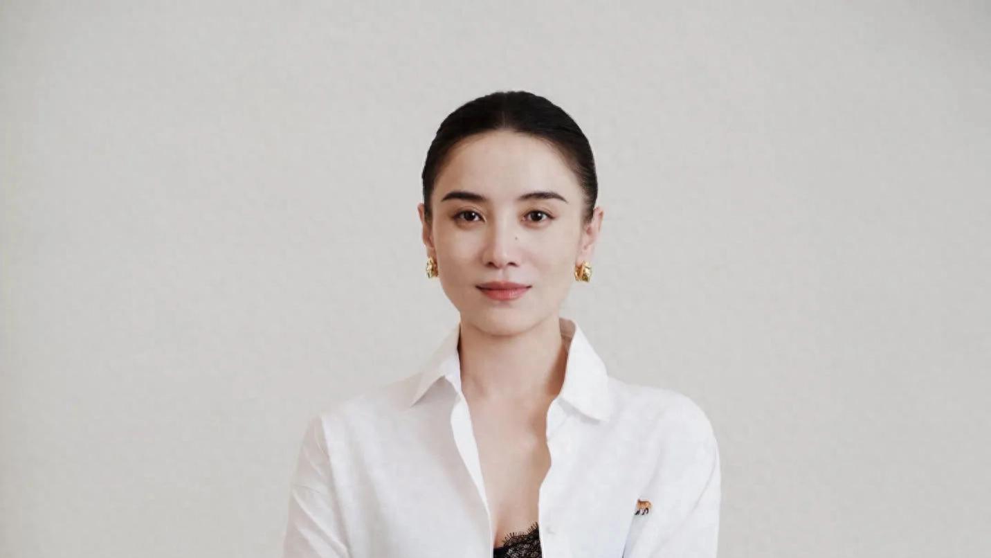 宋佳：在简约穿搭里，藏着松弛人生哲学