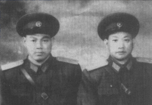 1953年，志愿军庆功会上，团政委向守义正跟一位老乡团长唠家常。聊着聊着，向守义