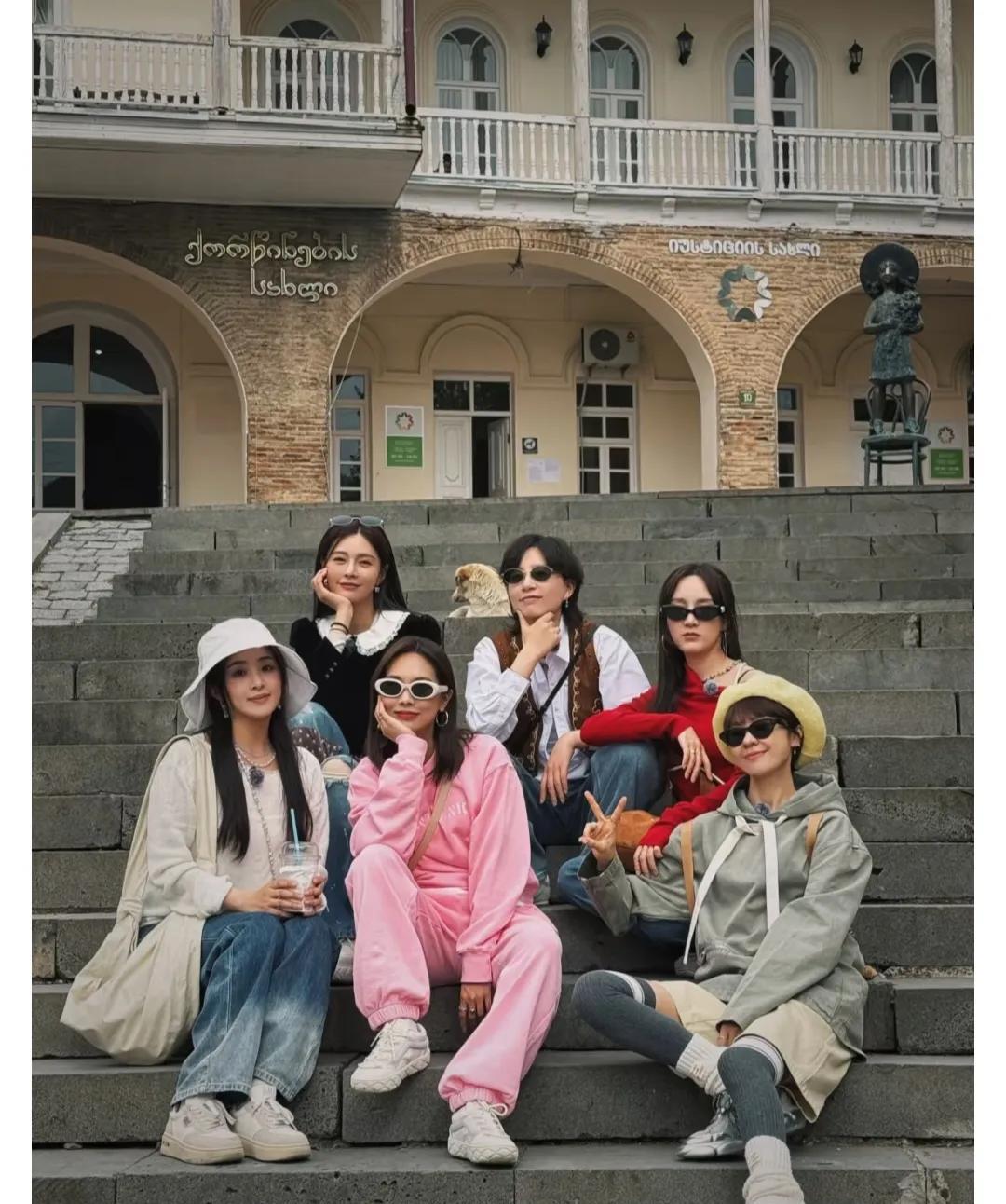 哇，这些女孩都太美了，但张含韵看起来更出众一些。
