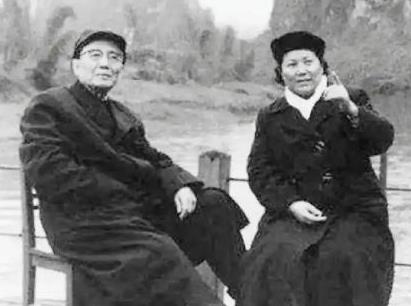 1978年，郭沫若因病去世不久，他妻子于立群突然自缢身亡，原来她在整理丈夫遗物时
