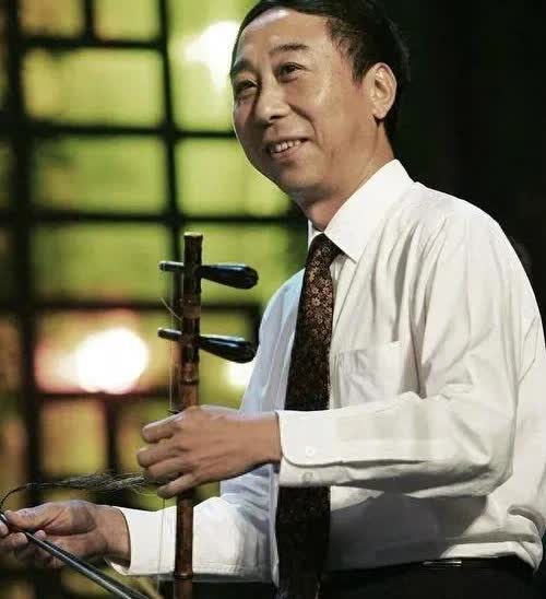 冯巩的京胡才艺达到了什么等级水平

冯巩的京胡水平在演艺圈里算“票友中的专业
