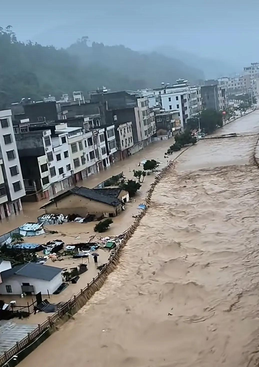 《水灾》
天道无情雨若倾，洪流肆虐毁江城。
街衢漫漶舟行巷，屋宇欹斜浪拍楹。
老
