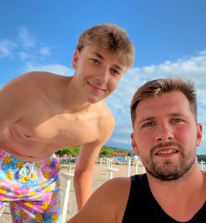 从赛季结束之后，东契奇一改独行侠时期“一到假期胖十斤”的风格，开始制定了详细的减