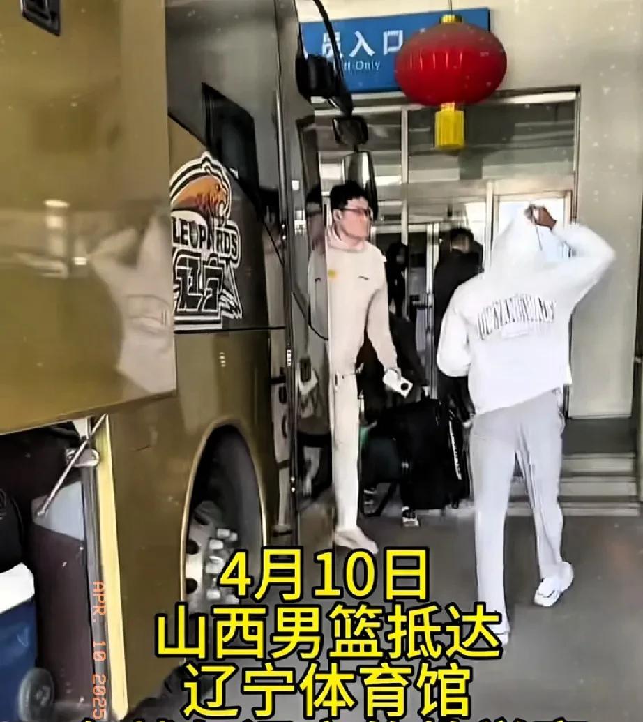 辽宁和山西男篮关系是真的铁！
辽宁籍主帅潘江向杨鸣取经来了，和卫冕冠军打教学赛，