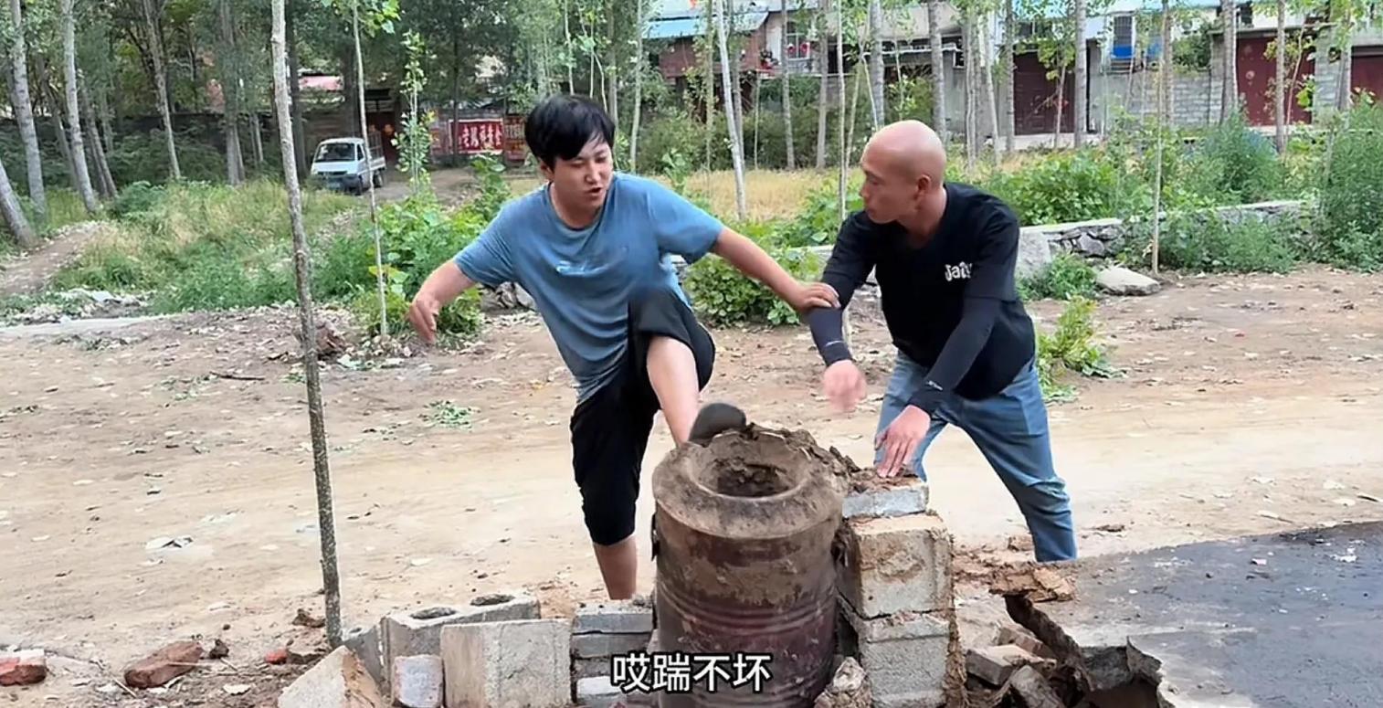 朱会飞大集炒菜摊倒闭，阿坤怒踹灶台泄愤致脚崴。



事情是这样的：朱会飞来到山