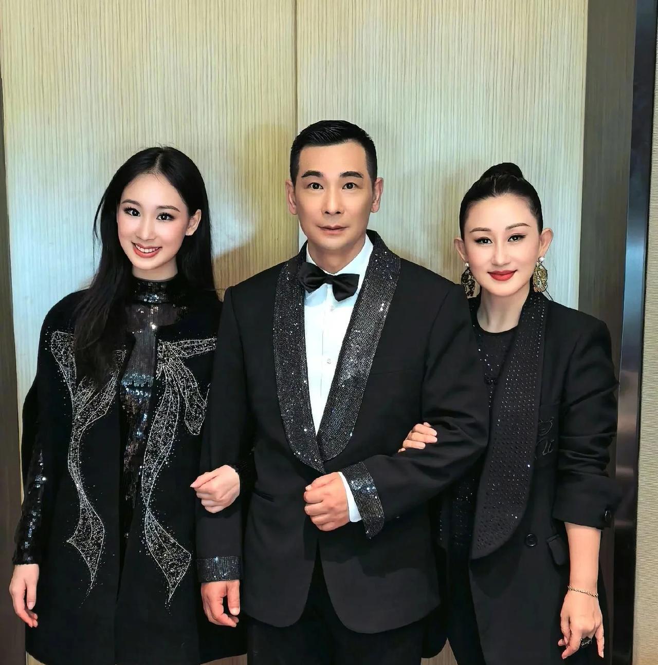 真是越来越不理解赵文卓了
明明53岁的人了
发缝显宽，身材发福，男演员老年常见的