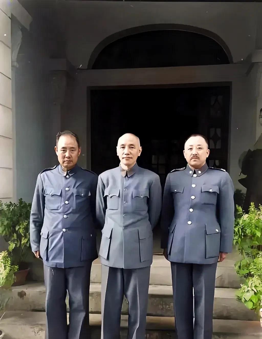 这才是蒋介石与傅作义和卫立煌真实的样貌，这并非演员饰演的，而是货真价实的本尊，他