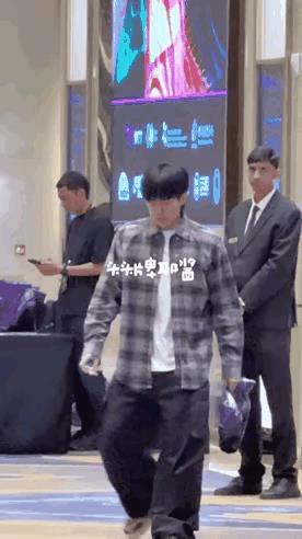 王楚钦澳门晚宴不到10分钟就出来了，菜品都是海鲜吗？
那个紫色袋子是主办方给的纪