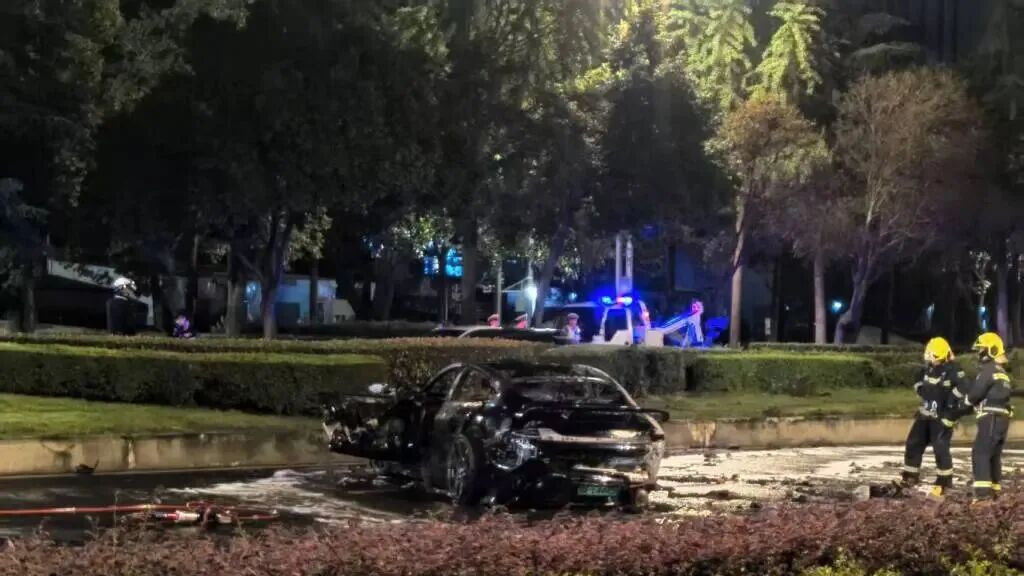 半年两起“锁死”惨剧！小米汽车隐藏门把手，还要付出多少安全代价？