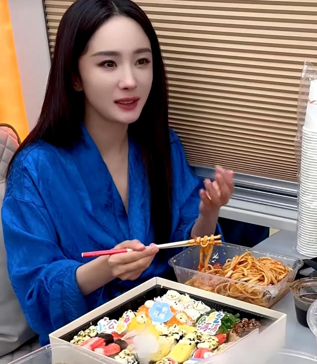 #杨幂吃播天赋溢出屏幕！速来开课！
救命！谁还没刷到杨幂的“沉浸式干饭”名场面？