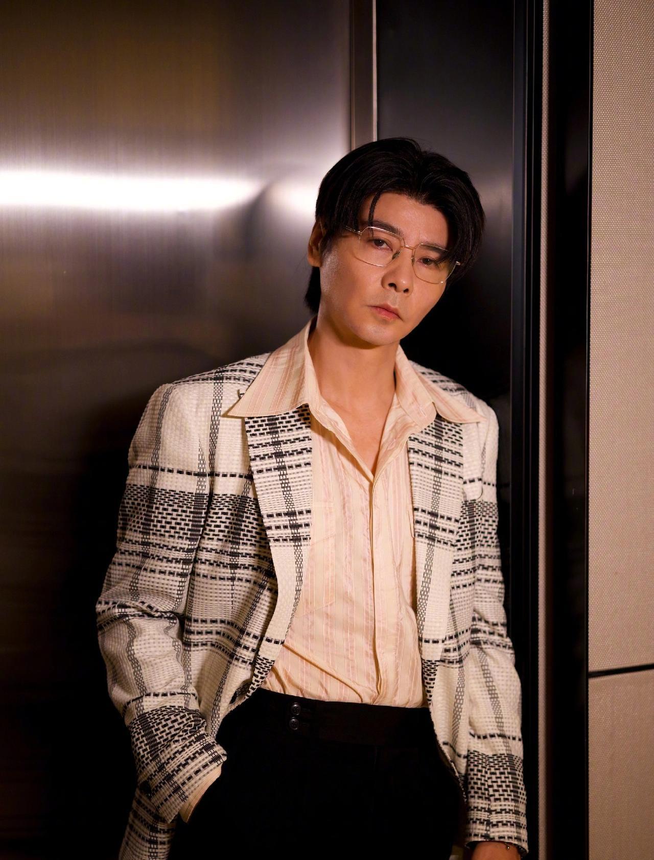 张晋真是个宝藏动作演员！1974 年出生于重庆的他，有太多闪光点。早年退役后加入