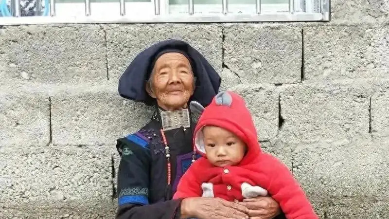 我是奶奶捡来的，订婚宴奶奶发现岳母是她亲生女儿，宾客流泪