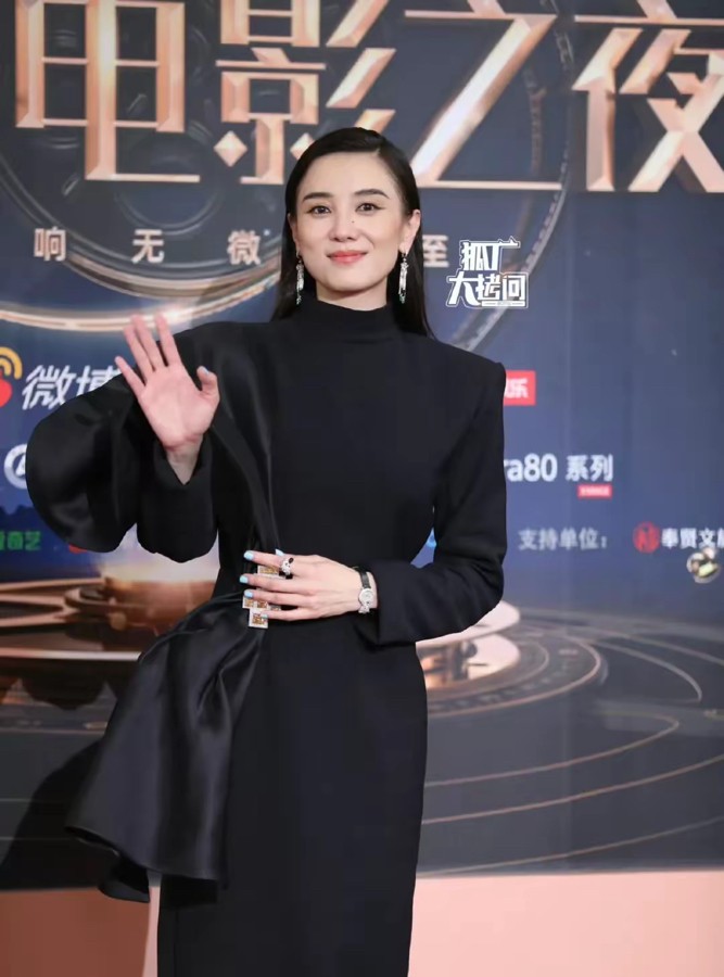 这一夜，全裹出镜的宋佳竟然赢了章子怡。

同样是一身黑裙，很明显宋佳气场更强