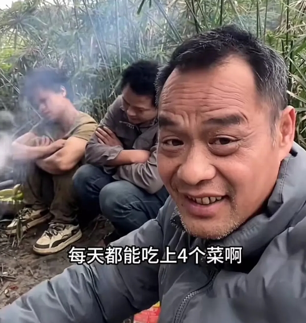 广西一名男子网上哭诉，年轻时他沉迷赌博，搞得家庭贫困，妻子也离他而去。如今三个儿