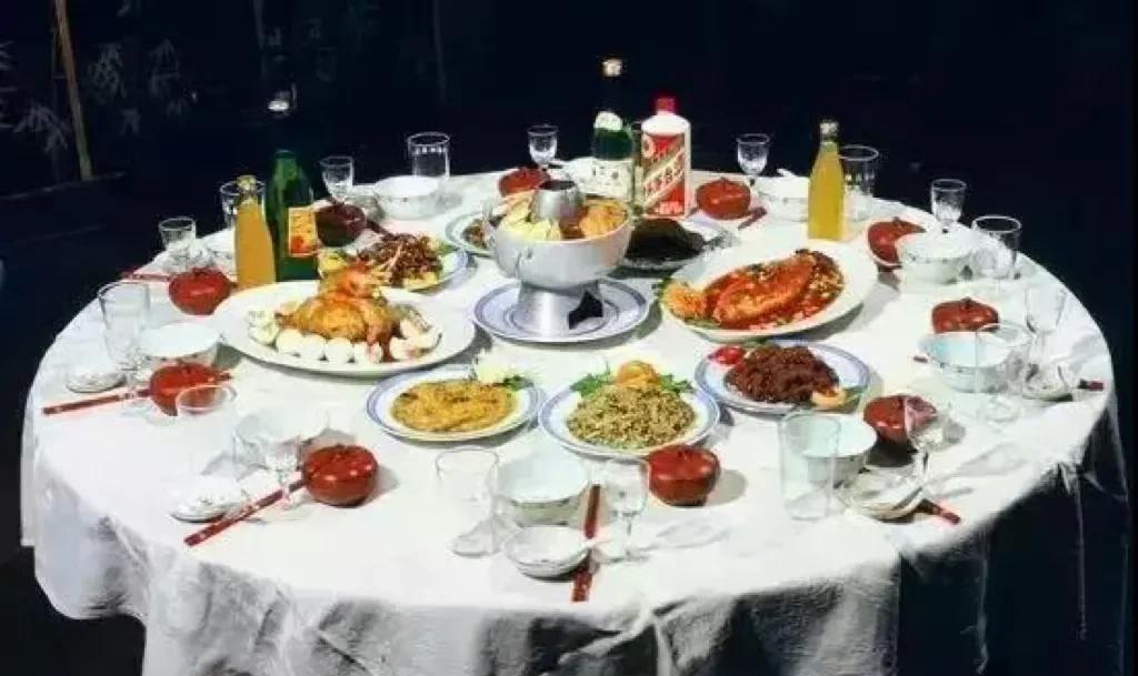 这是1983年上海国际饭店3、4人聚餐时的一桌酒席。
瓷瓶茅台20元
桔味饮料0