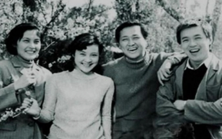 1982年，刘晓庆到南京演出时，遇到了在当地拍戏的迟志强，晚上喝了几杯酒后，刘晓
