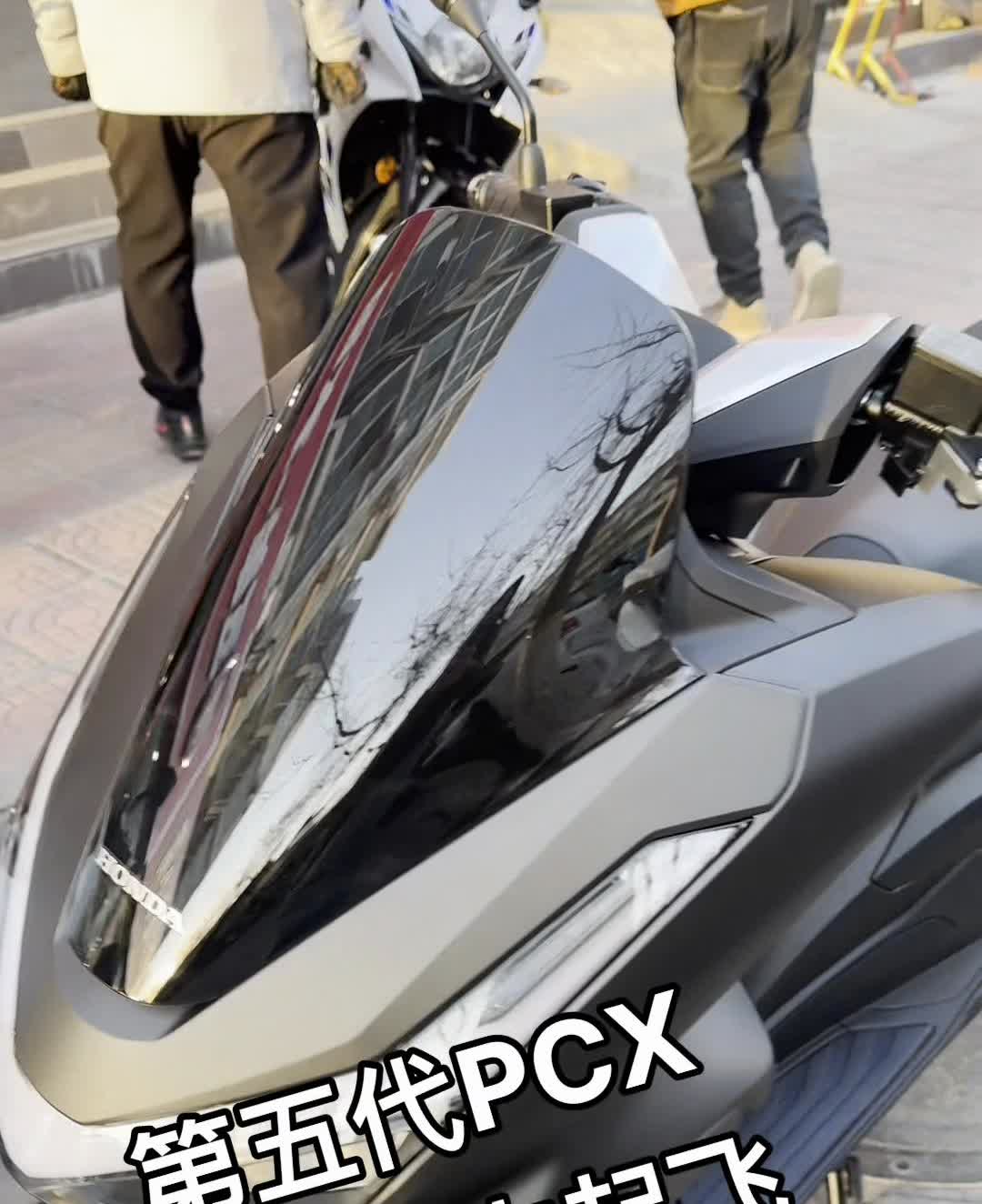 第五代PCX全球版本起飞。
说是第五款不准确，准确的叫第五代PCX全球版本起飞
