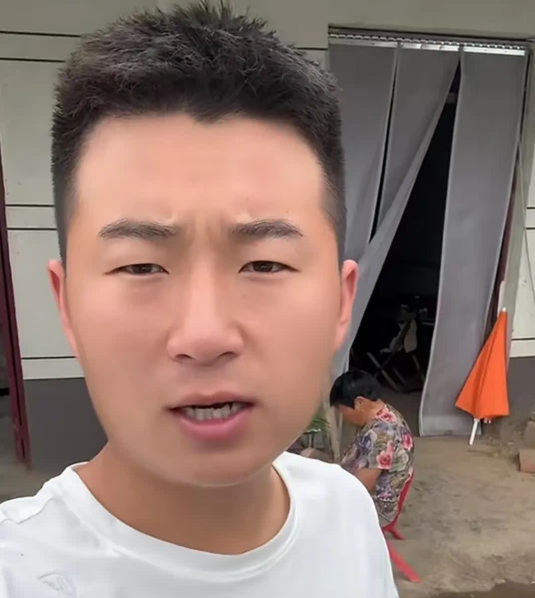 文文卫卫回归自然，在家可以疯玩了！
二哥听说去拉东西更是高兴不得了，终于可以天