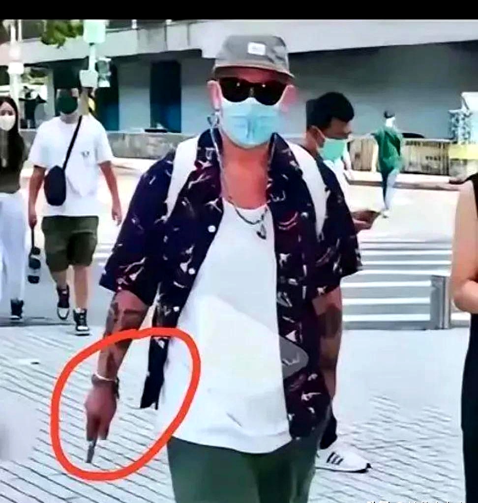 一个男人，消失了。只留下一个米色的背包，像个落荒而逃的句点。

据说他黑瘦，