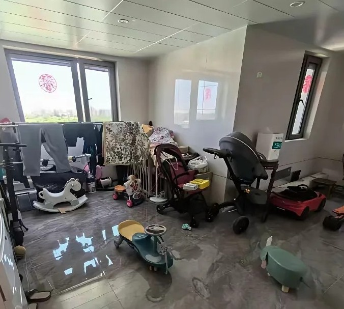 邻居霸占电梯走廊，该怎么解决？