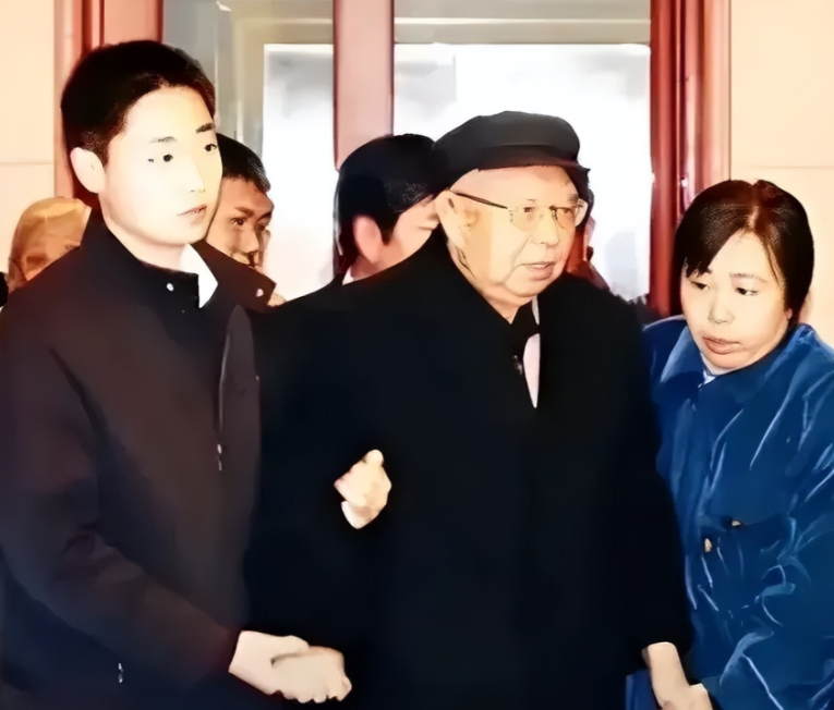 华老最后一次祭奠毛主席的留影，眼里充满着敬意！

2007 年 12 月 26 