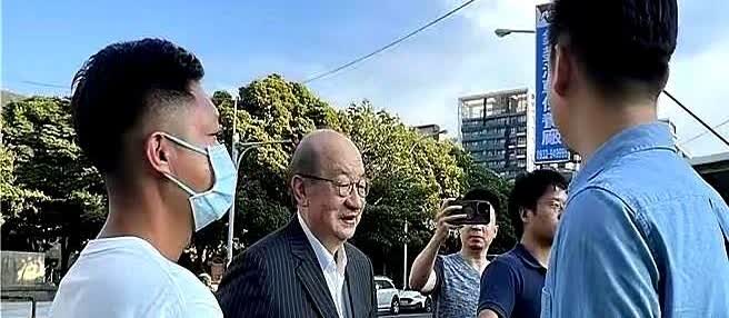 “十三票就能翻盘！”网友炸锅。
昨晚立院暗潮：赖阵营想把柯建铭当罢免战替罪羊，