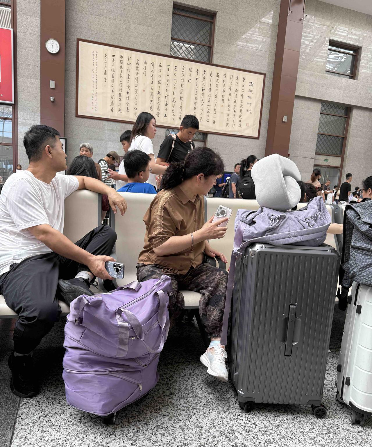 刚才在高铁站遇到了一家人，老两口用华为手机，孩子们用的安卓，而00后的孙子辈都用