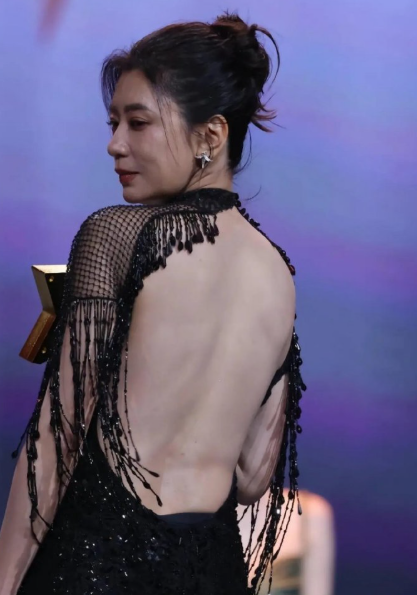 贾静雯走秀，不刮个痧可惜这后背了！ ​​​