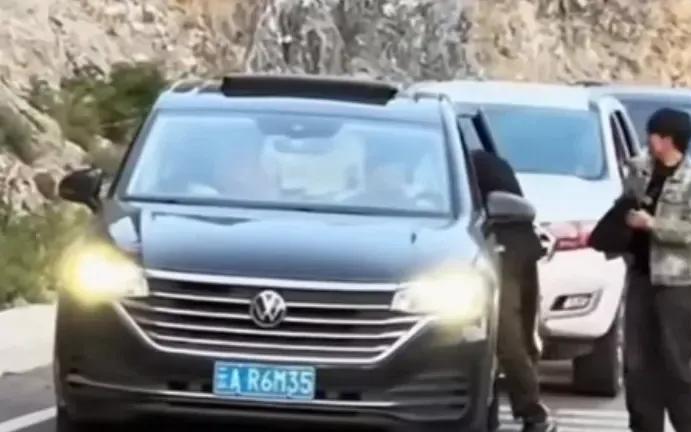 云A R6 xxx35，独库公路是你家门口的大院嘛？  
想停就停，然后后面堵一