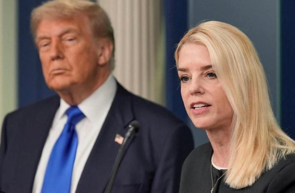 爱泼斯坦案”风波愈演愈烈，特朗普不再愿为邦迪“背锅”
随着“爱泼斯坦档案”引发的