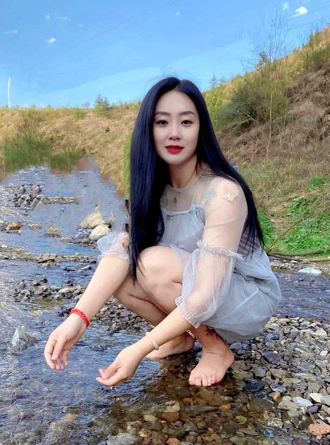 离婚一年多了从不后
离婚一年多了
从不后悔自己的决定
现在女儿还会帮我拍照了
有
