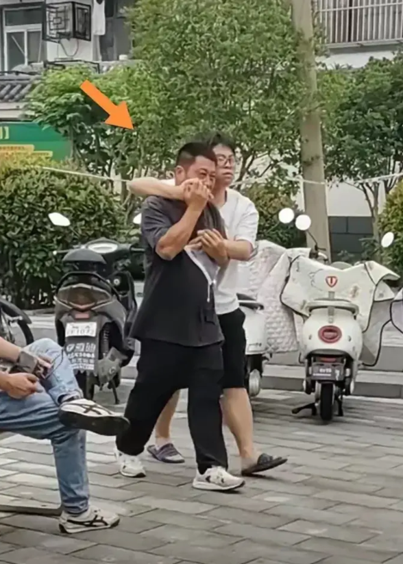 爸爸来陪考，本来是要为儿子做好保障和后盾的，没想到两人午睡都睡过头了。这个爸爸现
