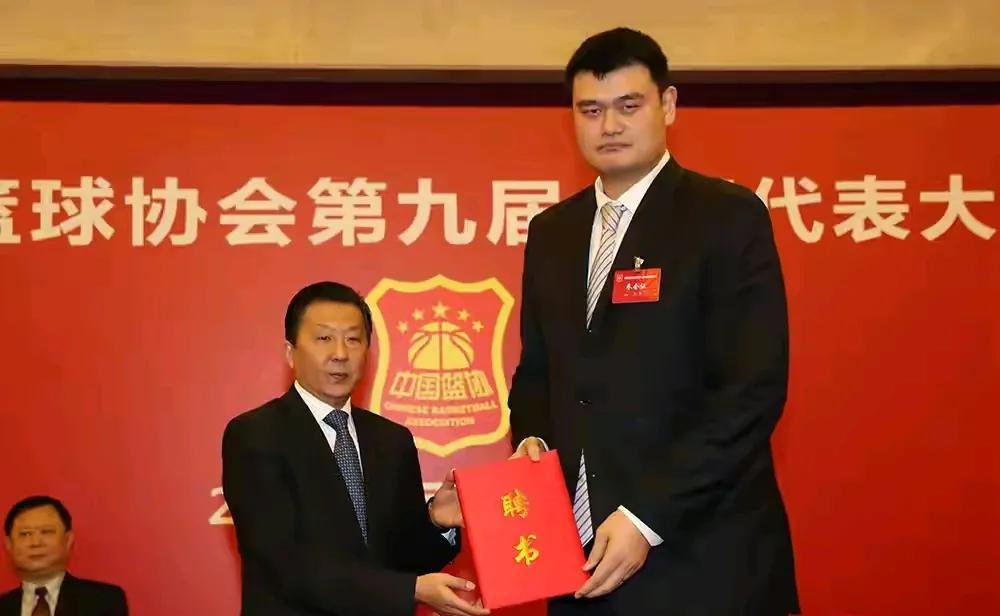 我们欠姚明一句道歉！当初姚明当篮协主席时，很多人把男篮的下滑归咎于姚主席，下课声