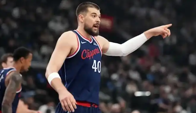 25-26 赛季快船上演战绩反转，目前取得四连胜后距附加赛仅差半个胜场。关键反差