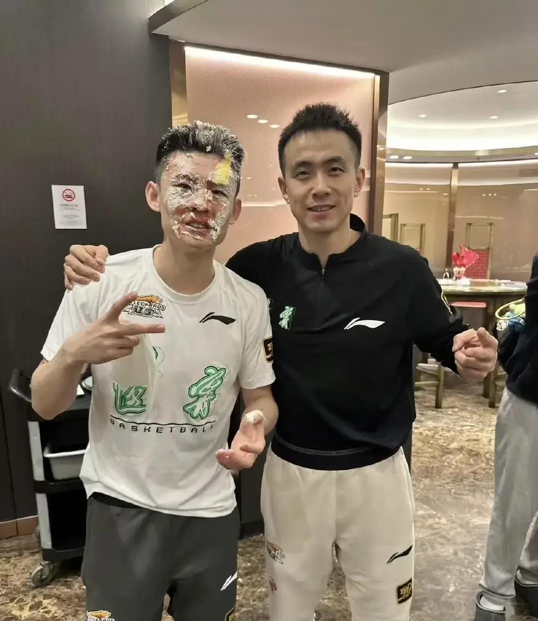 生日快乐！王岚嵚谈自己27岁生日：
“胜利是最好的生日礼物，能够跟兄弟们一起过生