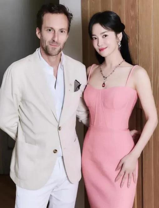 宋慧乔粉色吊带长裙迷人，长发公主发型温柔动人