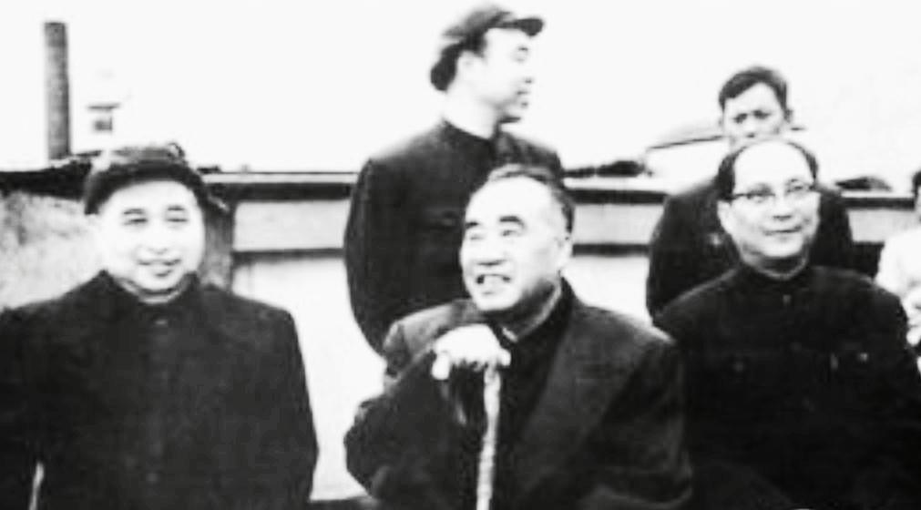 1949年，开国大典前，朱光去拜访朱老总，恰巧毛主席也在那里，他就上前打招呼，谁