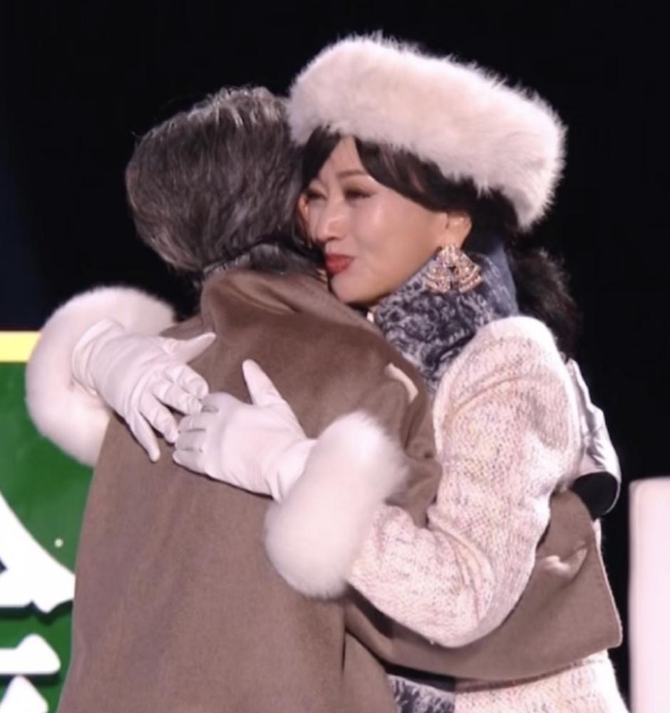 浪姐成团夜上，叶童赵雅芝上演经典场面，那就是跨越山海的大拥抱。
从白蛇许仙的拥抱