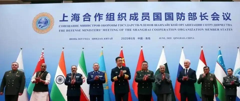 上海合作组织成员国防长会议如期举行，各国防长大合照可谓用心良苦，排合照时，专门将