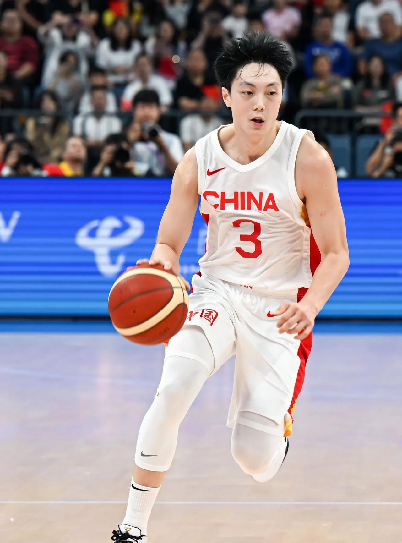 胡明轩要加油了！
中国男篮最近的三场热身赛虽然都取得了胜利，但是作为首发后卫的胡