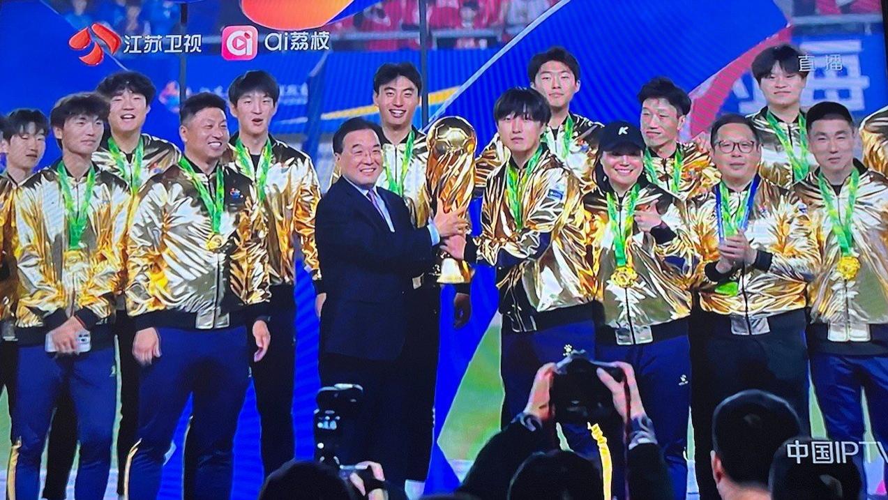 62329人再创纪录，南通2罚不中，泰州一黑到底夺苏超冠军！