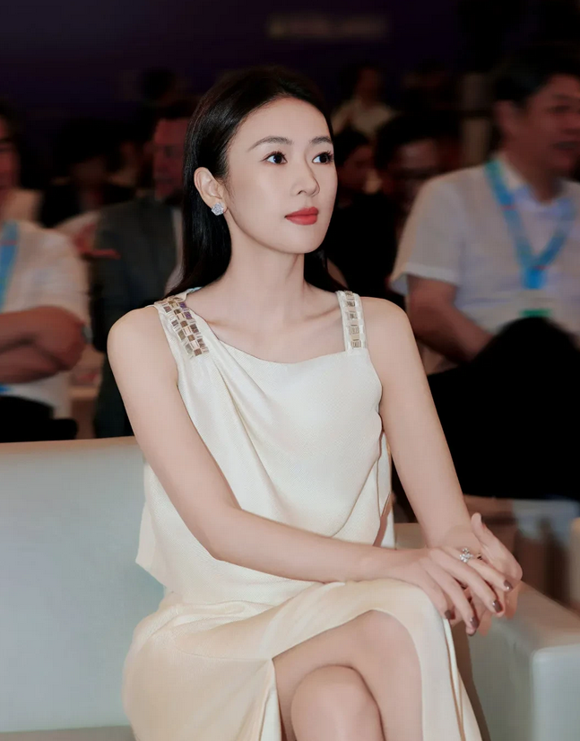 果然娱乐圈靠的就是人脉！

童谣能成为白玉兰奖唯一女评委，不是因为她演技好，也不