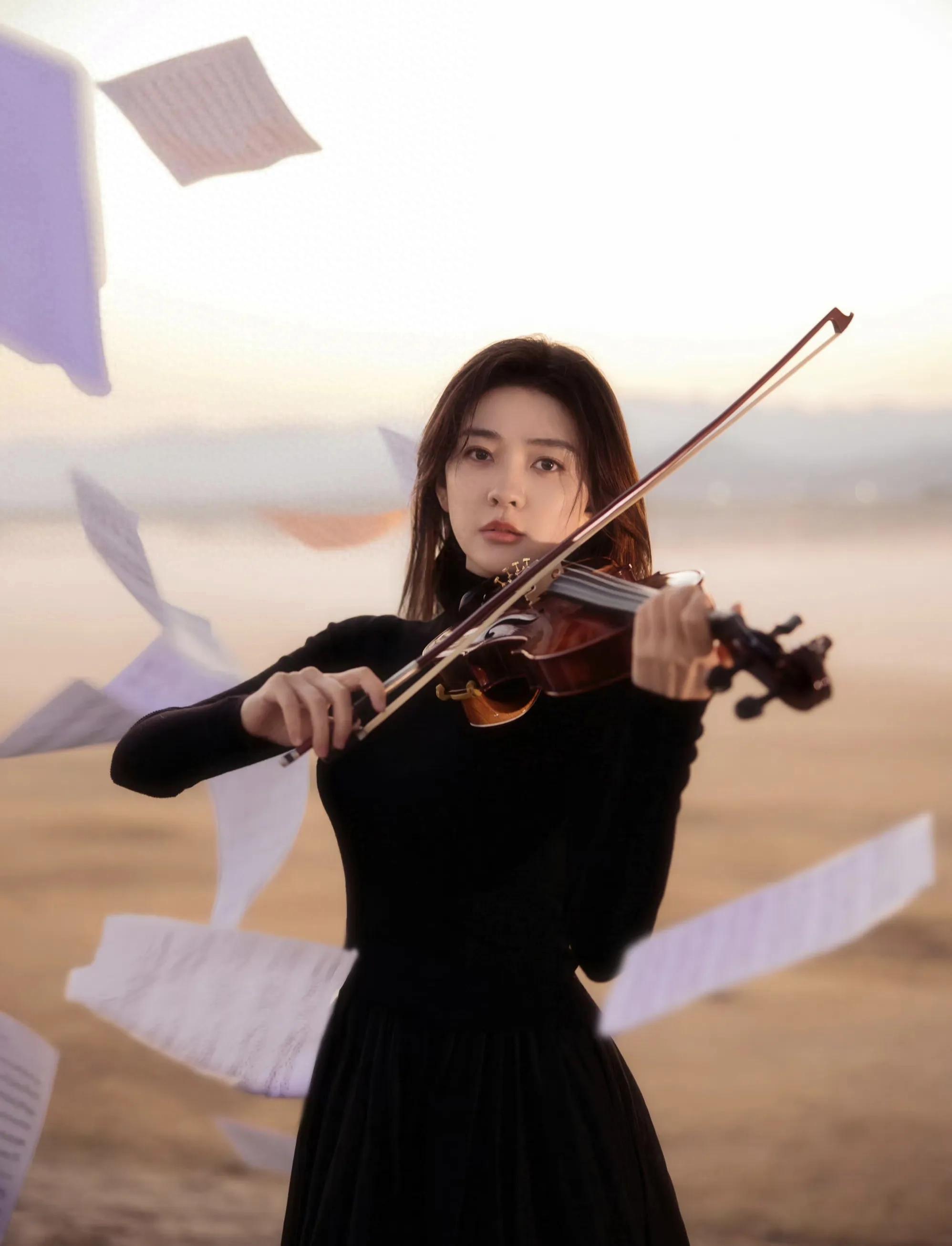 女星梁洁百变造型：这姑娘真的好漂亮！
