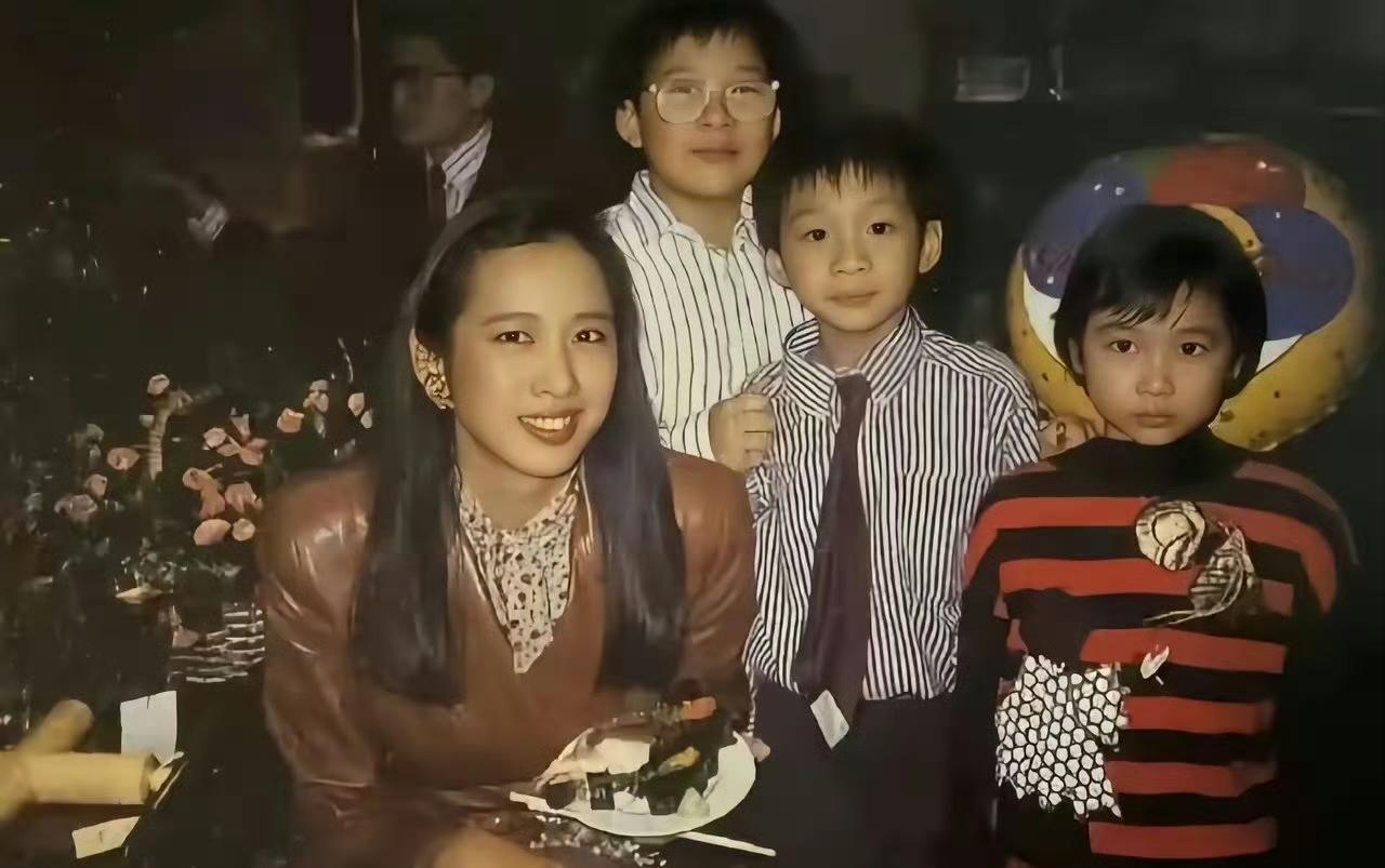 年轻时的朱玲玲与霍启刚三兄弟合照，她虽然离开霍家，但是对三个儿子也是真爱啊！