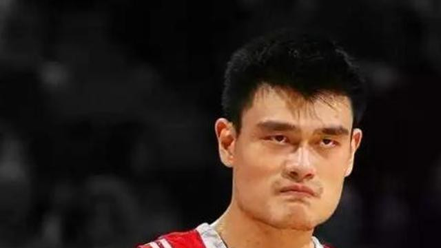 对广大球迷来说，易建联的名字可以说是如雷贯耳，作为无数篮球迷心里的偶像，可以说他的每一次亮相都备受瞩