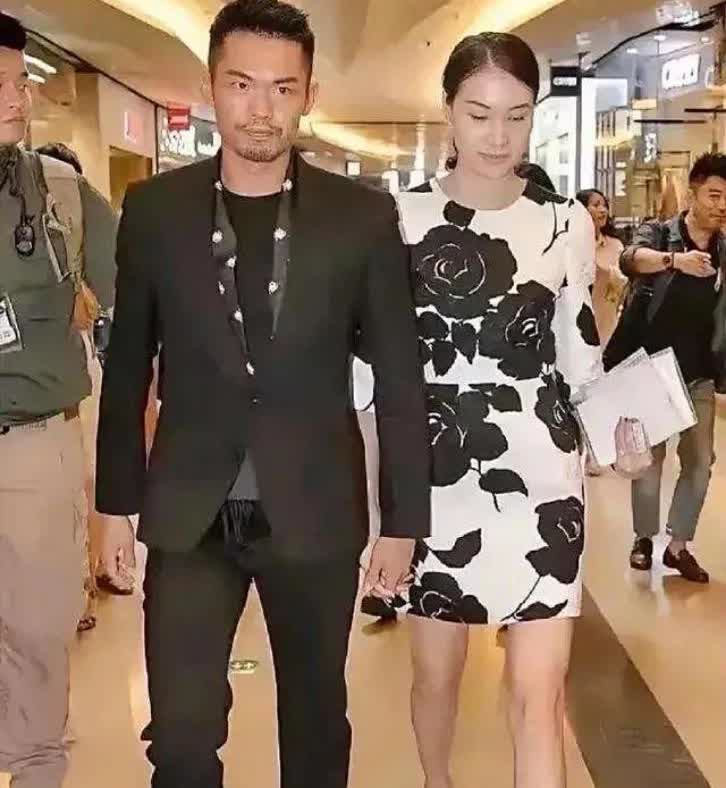 谢杏芳万万没想到，费心培养9年的儿子，开始帮她保全婚姻的体面

奶奶灰发色的