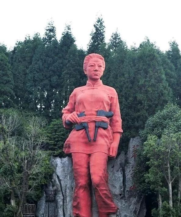 1941年，21岁的女战士莫林被俘，眼看就要被活埋。敌人问：“你认识莫林吗？”莫