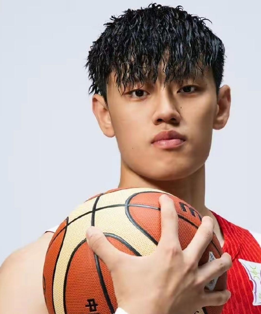 越来越强，28年奥运会男篮这套阵容，有望冲击奥运金牌。
内线：杨翰森 郇思楠 周